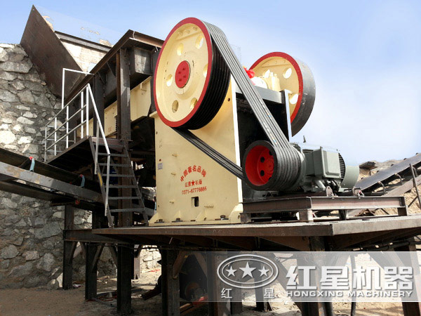 顎式破碎機工作現(xiàn)場