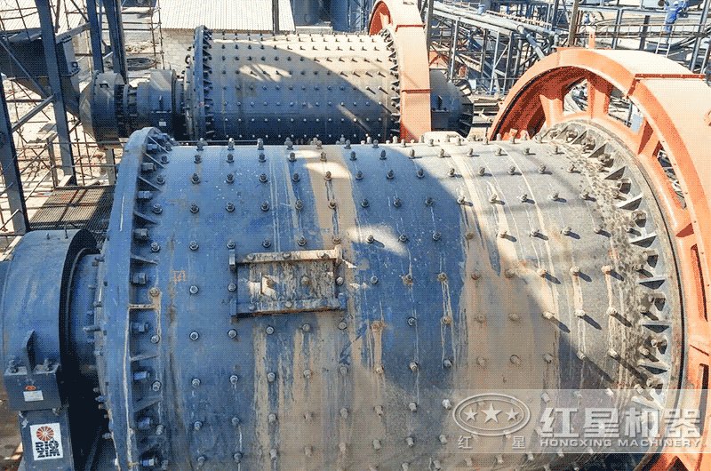 球磨機(jī)投產(chǎn)現(xiàn)場 球磨機(jī)投產(chǎn)現(xiàn)場