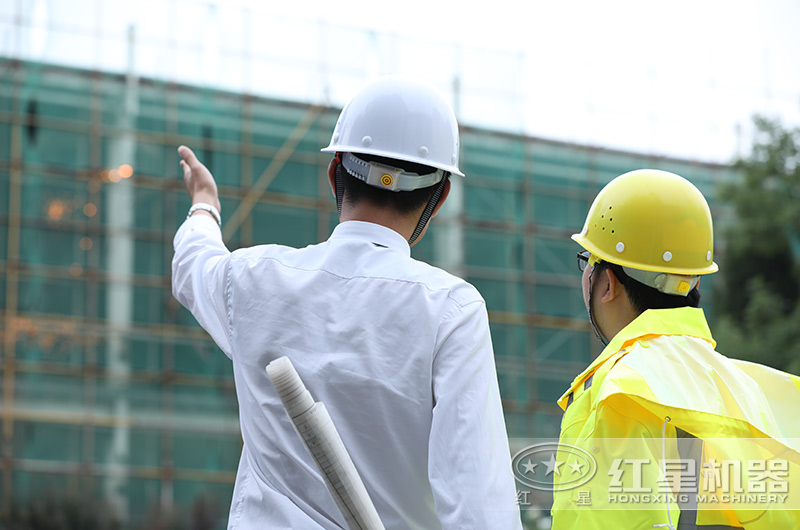 紅星技術(shù)工程師在與客戶實(shí)地考察施工現(xiàn)場(chǎng)討論方案 紅星技術(shù)工程師在與客戶實(shí)地考察施工現(xiàn)場(chǎng)討論方案