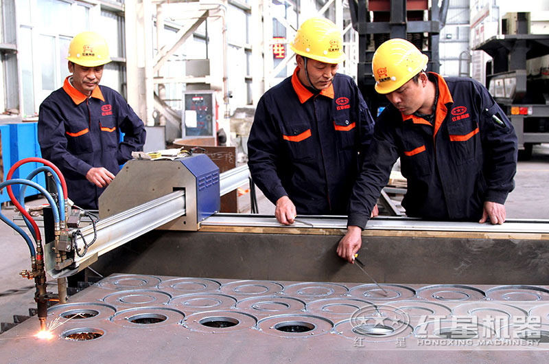 車間師傅在認真交流工藝流程中 車間師傅在認真交流工藝流程中