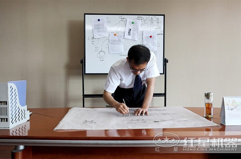 技術(shù)工程師在為客戶設(shè)計(jì)生產(chǎn)線方案中 技術(shù)工程師在為客戶設(shè)計(jì)生產(chǎn)線方案中