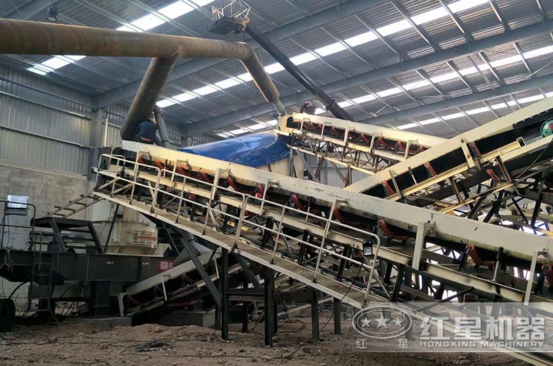 花崗巖石制砂、場(chǎng)地有限怎么辦？這臺(tái)移動(dòng)制沙機(jī)幫你搞定