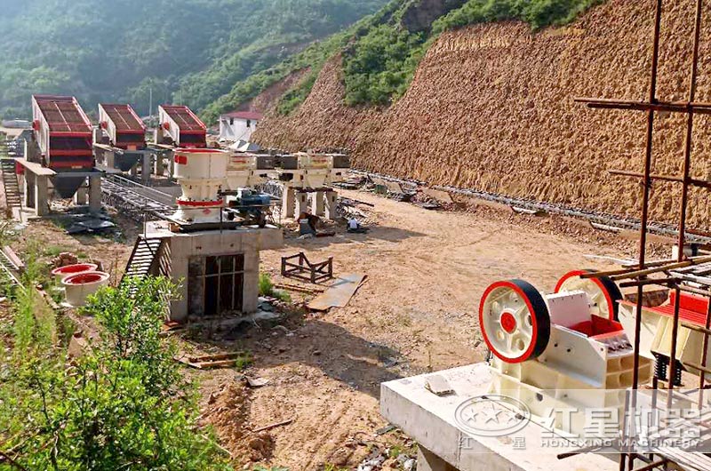 沙廠生產(chǎn)線安裝安裝中，石料粉碎設備有鄂破、圓錐破和制砂機