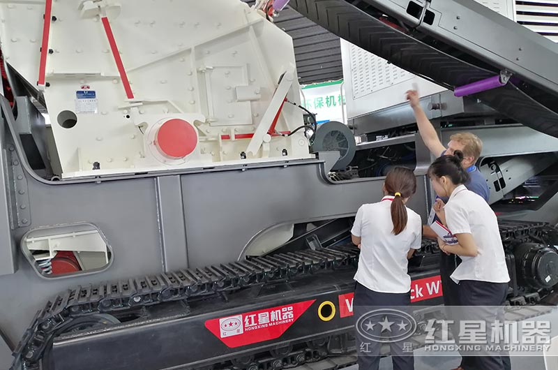 用戶(hù)到廠(chǎng)參觀(guān)考察大型移動(dòng)打沙機(jī) 用戶(hù)到廠(chǎng)參觀(guān)考察大型移動(dòng)打沙機(jī)