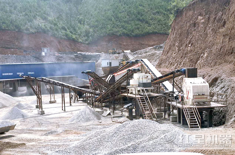 制砂機(jī)生產(chǎn)線現(xiàn)場(chǎng)，破碎軟料