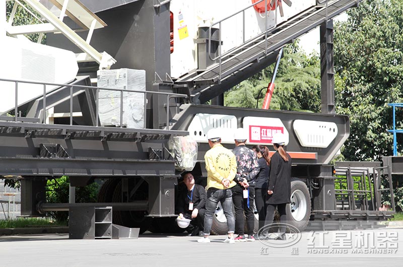 現(xiàn)場實(shí)拍——用戶來廠考察設(shè)備 現(xiàn)場實(shí)拍——用戶來廠考察設(shè)備