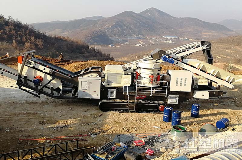 移動(dòng)式圓錐破碎機(jī)現(xiàn)場實(shí)拍，整機(jī)作業(yè)，抵一條生產(chǎn)線