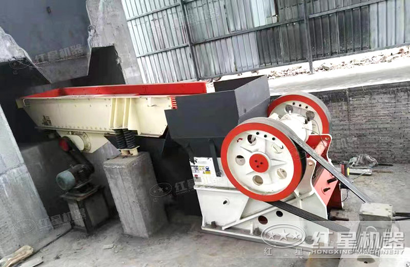 粗料破碎機(jī)一臺(tái)多少錢，每小時(shí)產(chǎn)量多少噸，有沒(méi)有現(xiàn)場(chǎng)視頻