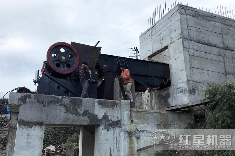 大型鱷式碎石機(jī)設(shè)備不同、型號(hào)不同、報(bào)價(jià)不同