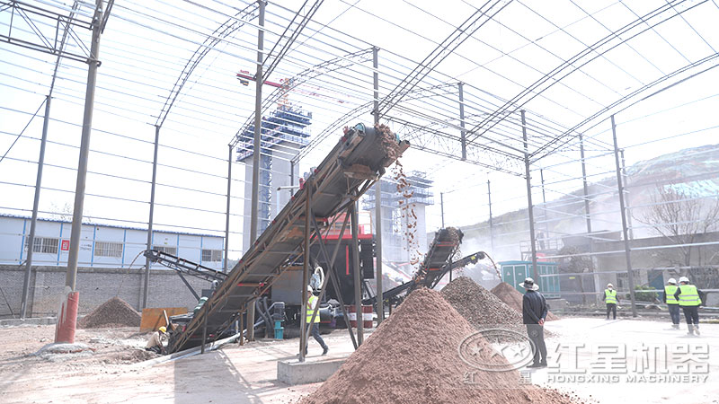 移動石子制砂機拉到現(xiàn)場就地作業(yè)，整機一體化
